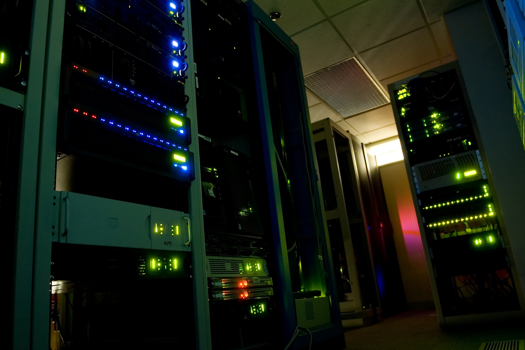 Grafik multiconnect-serverhousing und web-site-analyzer